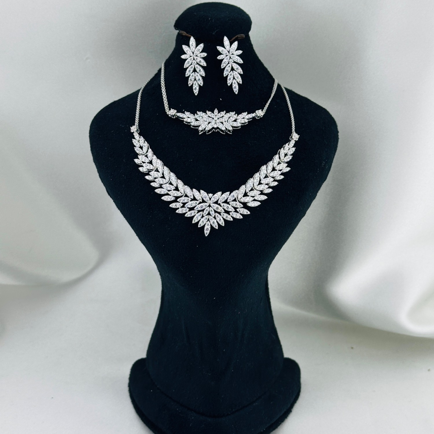 سرویس نگین دار مصباح با کسر 1.800بابت نگین