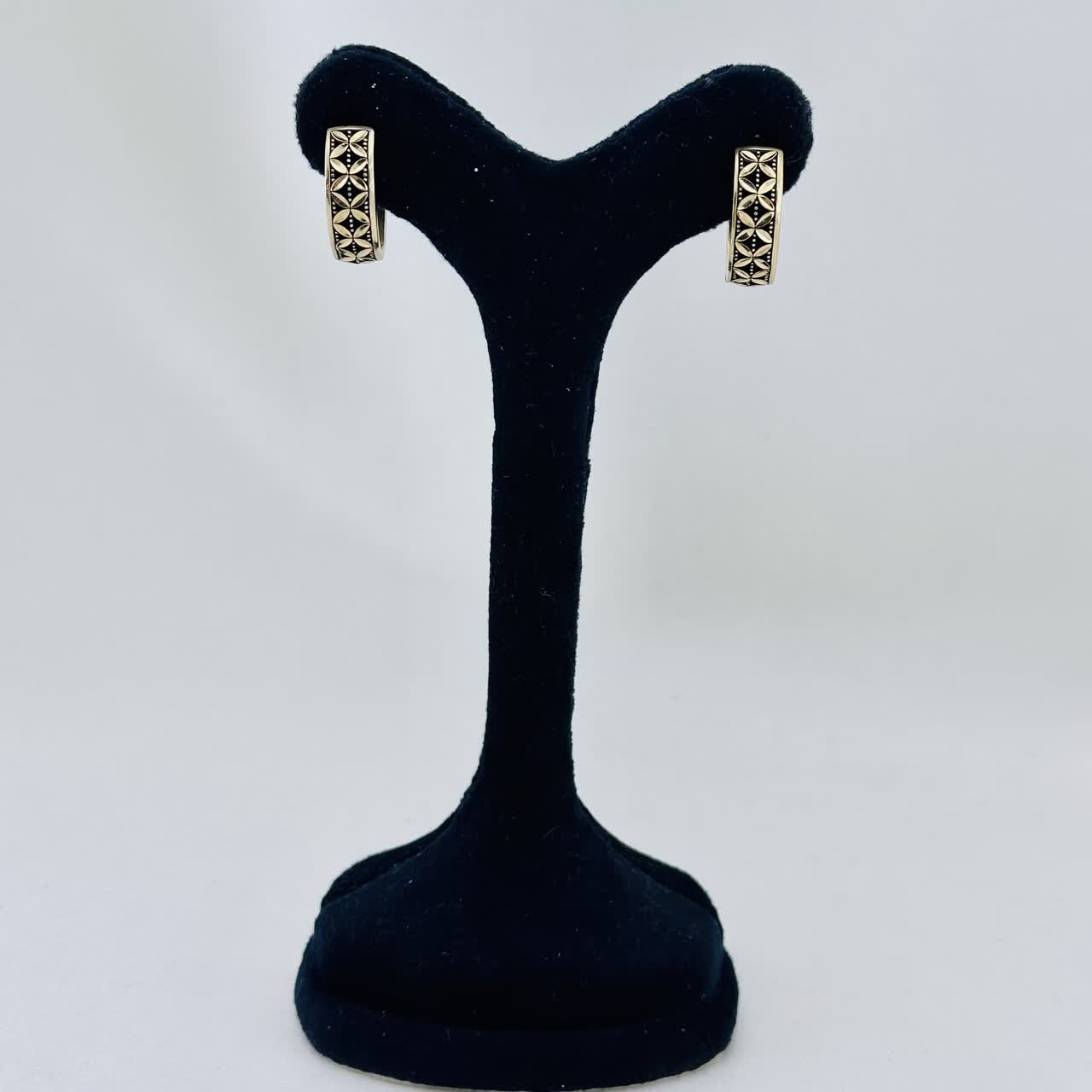 گوشواره سیاه قلم